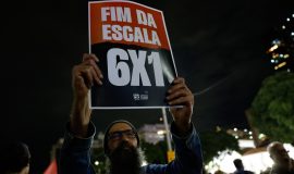 Rio de Janeiro (RJ), 10/07/2025 – Trabalhadores e movimentos sociais fazem manifestação pelo fim da escala de trabalho 6 x 1 e pela taxação dos super-ricos, na Praça XV. Foto: Fernando Frazão/Agência Brasil