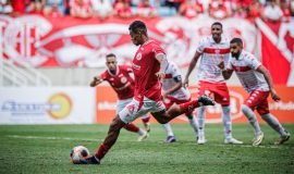 Ricardo Lopes marcou o gol de empate em cobrança de pênalti para o América - Foto: Gabriel Leite/América SAF
